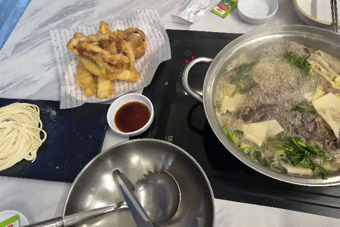 접시에 먹음직스럽게 담긴 부추전과 바삭한 오징어튀김