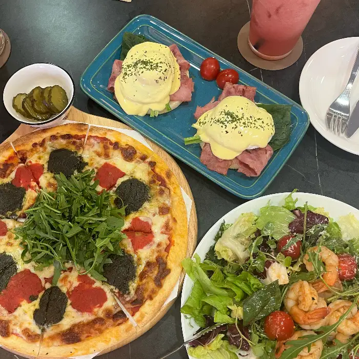 에그 베네딕트, 피자, 샐러드 구성