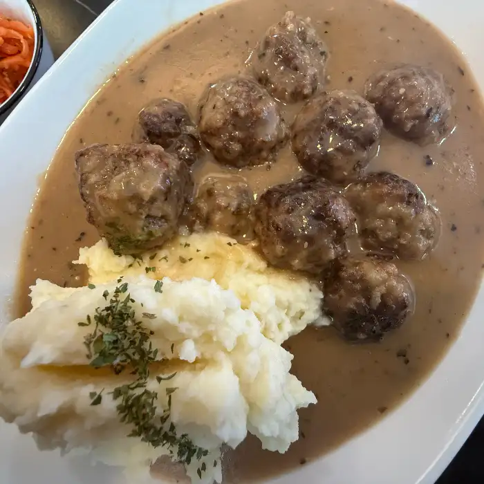 풍성한 미트볼과 부드러운 매쉬드 포테이토