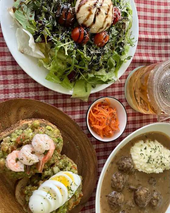 다양한 메뉴가 차려진 테이블