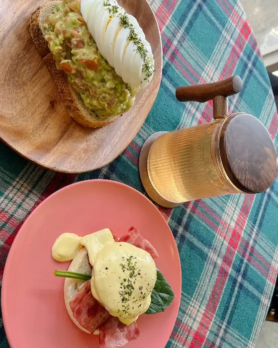 에그 베네딕트와 커피