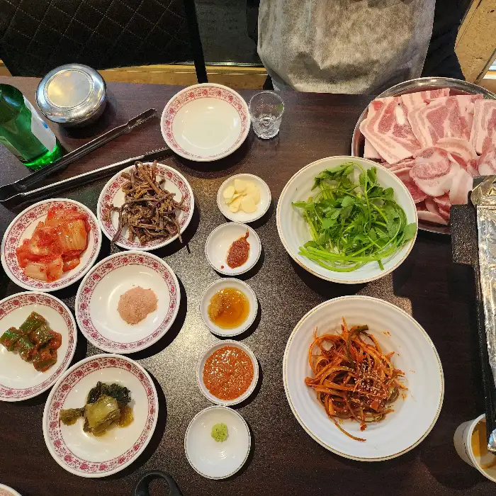 푸짐하게 차려진 반찬들