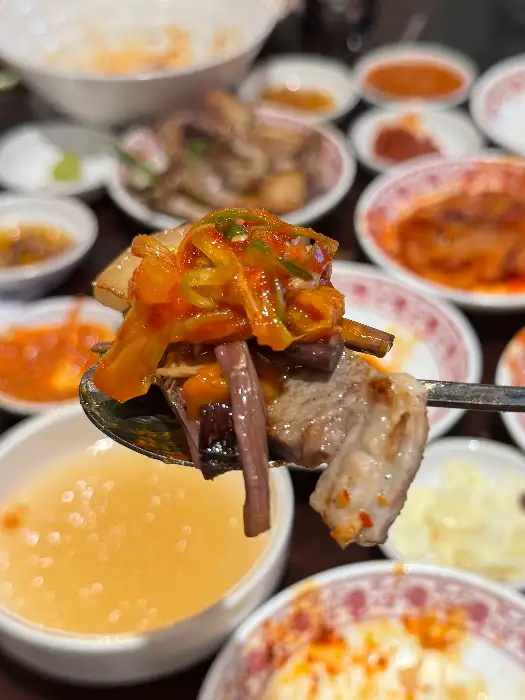 셀프 계란 프라이를 만들고 있는 모습