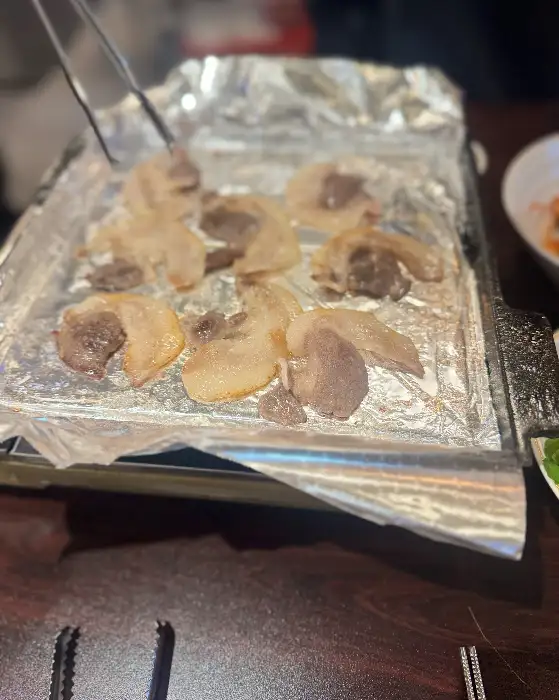 잘 구워진 냉동 삼겹살 조각들