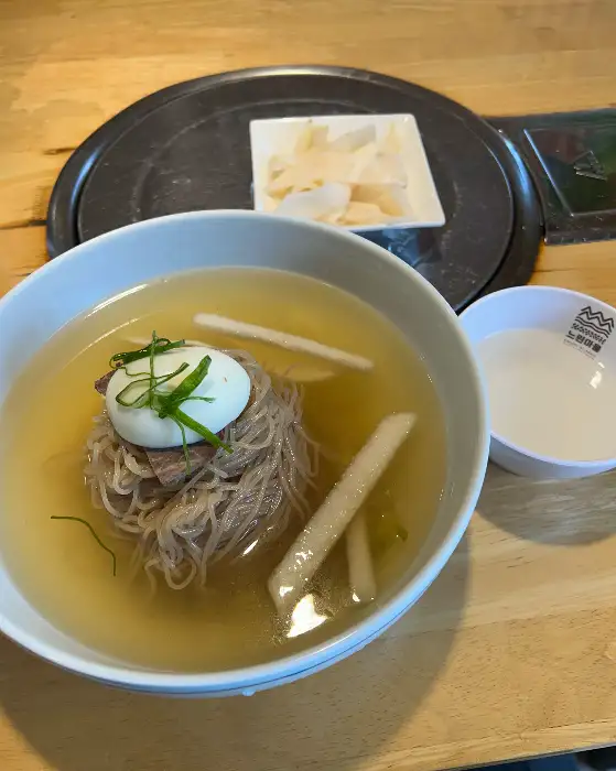 평양냉면과 곁들임 반찬