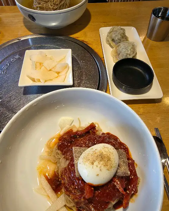 비빔냉면과 만두