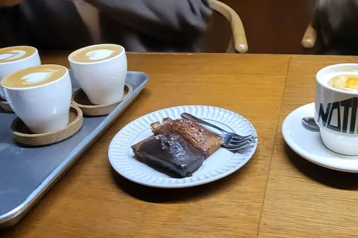 여러 잔의 라떼와 휘낭시에