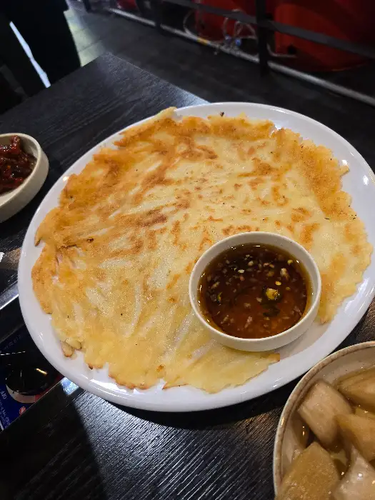 솥뚜껑 위에 펼쳐진 닭볶음탕