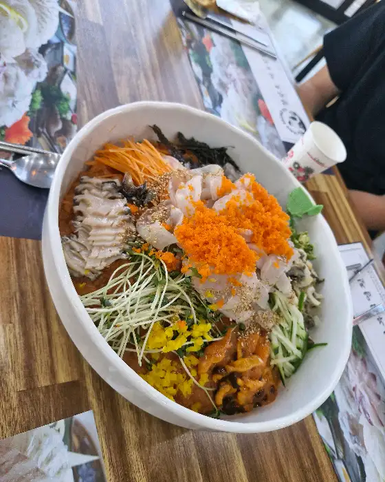 물회를 즐기는 모습