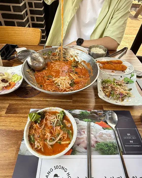 매운탕이 담긴 냄비와 밥