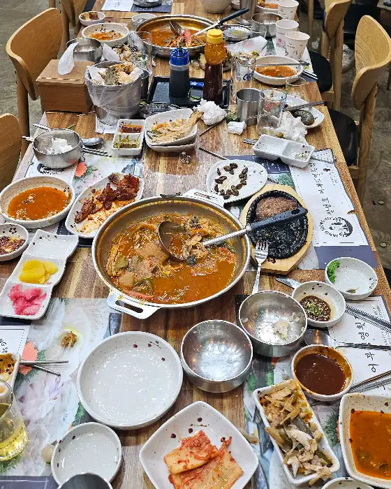 테이블에 차려진 다양한 음식들