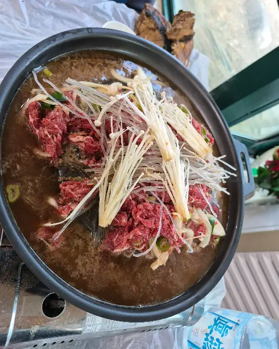 버섯전골이 끓고 있는 모습