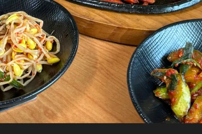 콩나물무침과 양념된 오이 반찬