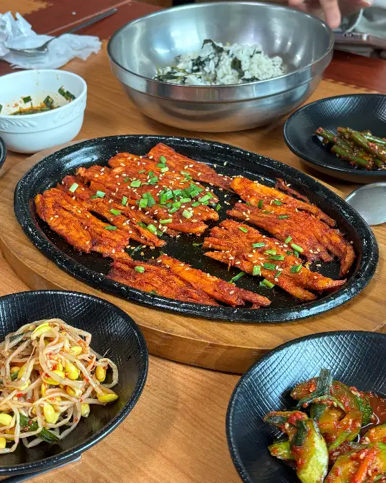 불판 위에서 조리된 더덕구이