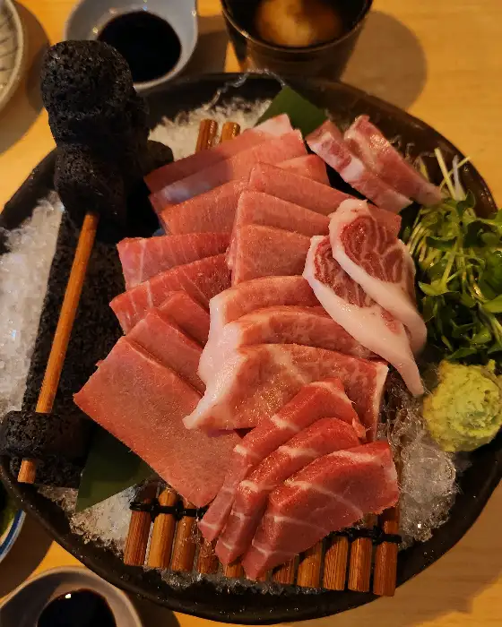 신선한 참치회가 가득 담긴 플레이트