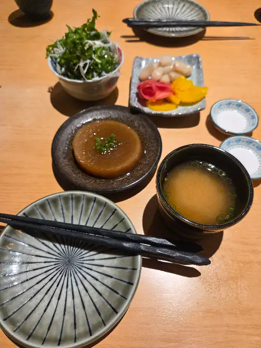 기본 반찬과 국물 모습