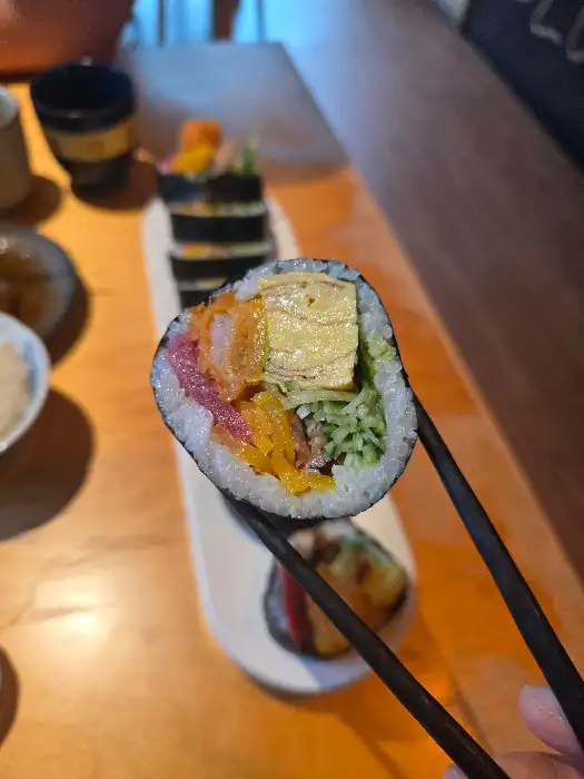 손으로 잡고 있는 후토마키 단면