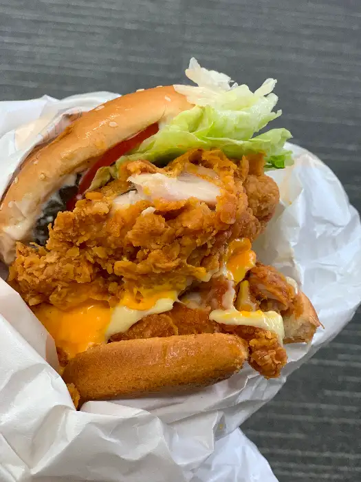 치즈가 녹아내리는 맘스터치 버거