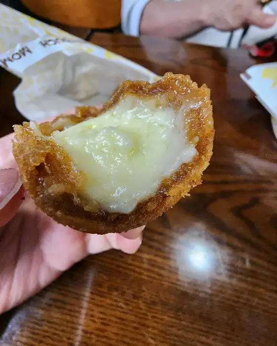 치즈가 가득한 튀김 메뉴