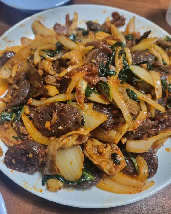 맛있게 볶아진 순대와 야채