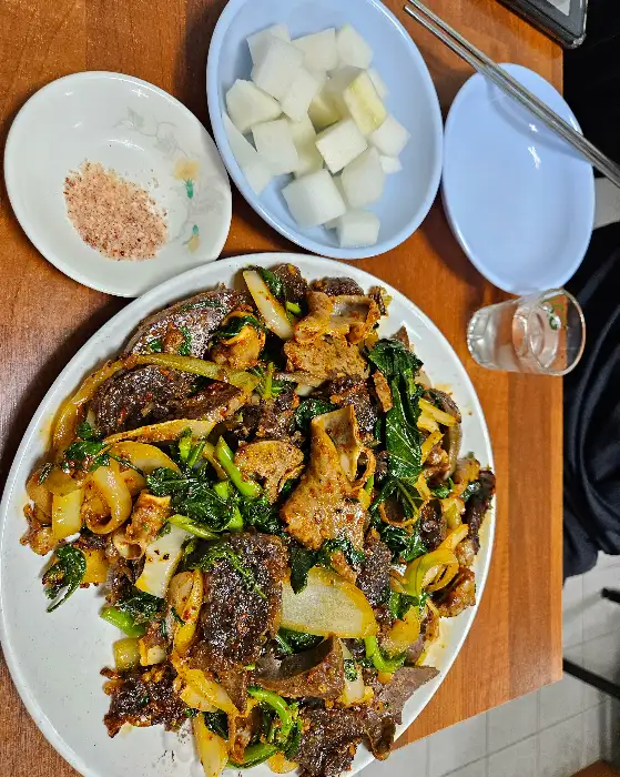 순대볶음과 곁들임 반찬