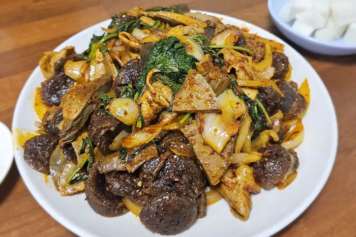 맛있게 담긴 순대볶음