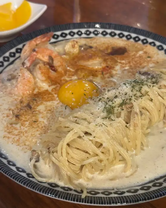 노른자가 올라간 크림 파스타