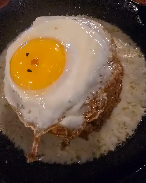 계란 프라이가 올라간 김치볶음밥