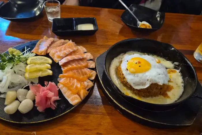 신선한 연어회와 곁들임 찬