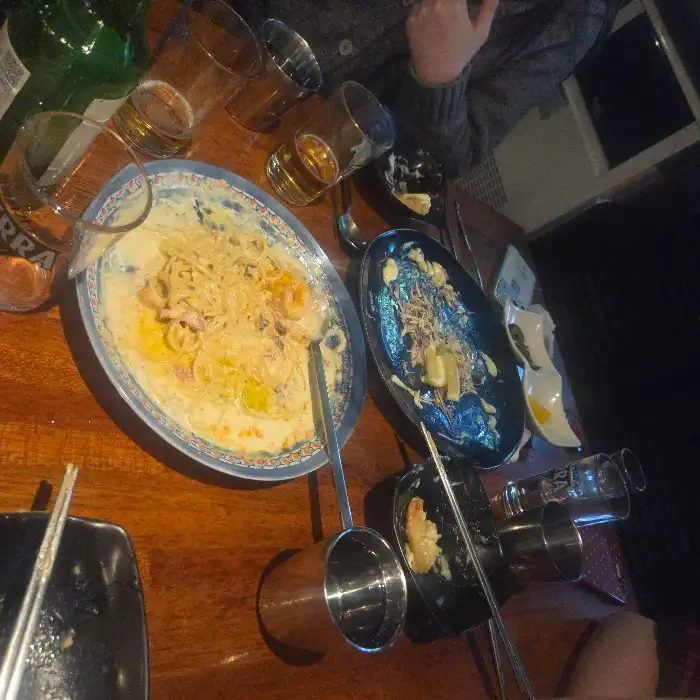 테이블에 차려진 여러가지 음식과 술