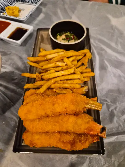 바삭하게 튀겨진 새우튀김과 감자튀김