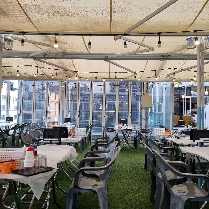 다양한 해산물 요리가 가득한 테이블 전경