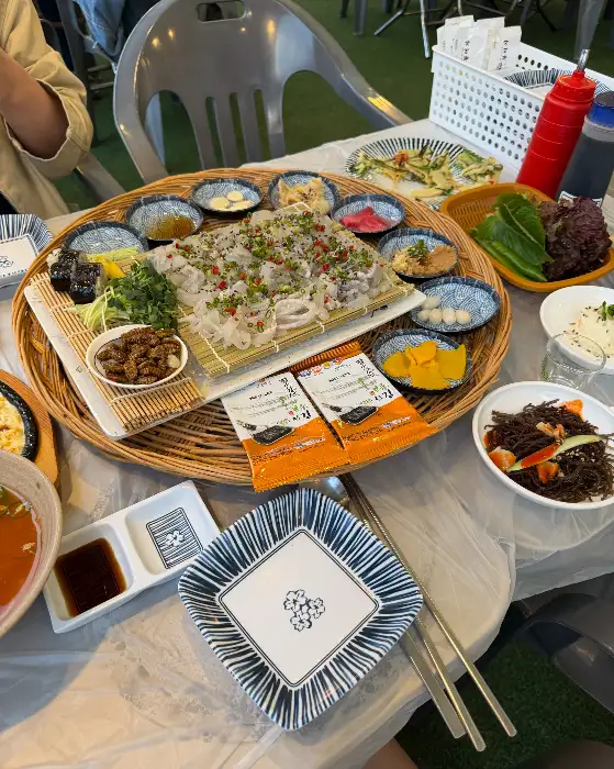 정갈하게 담겨 나온 활어회와 곁들임 찬