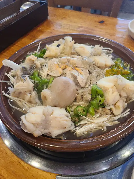 김이 모락모락 피어나는 푸짐한 아구수육