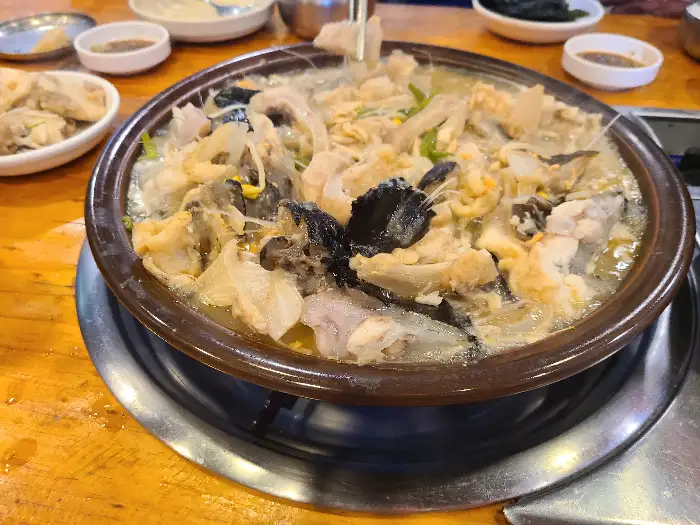 다양한 부위가 어우러진 아구수육