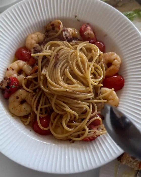 새우와 방울토마토가 곁들여진 파스타