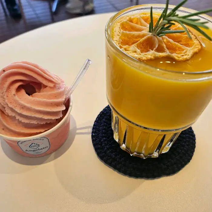 과일 젤라또와 오렌지 주스