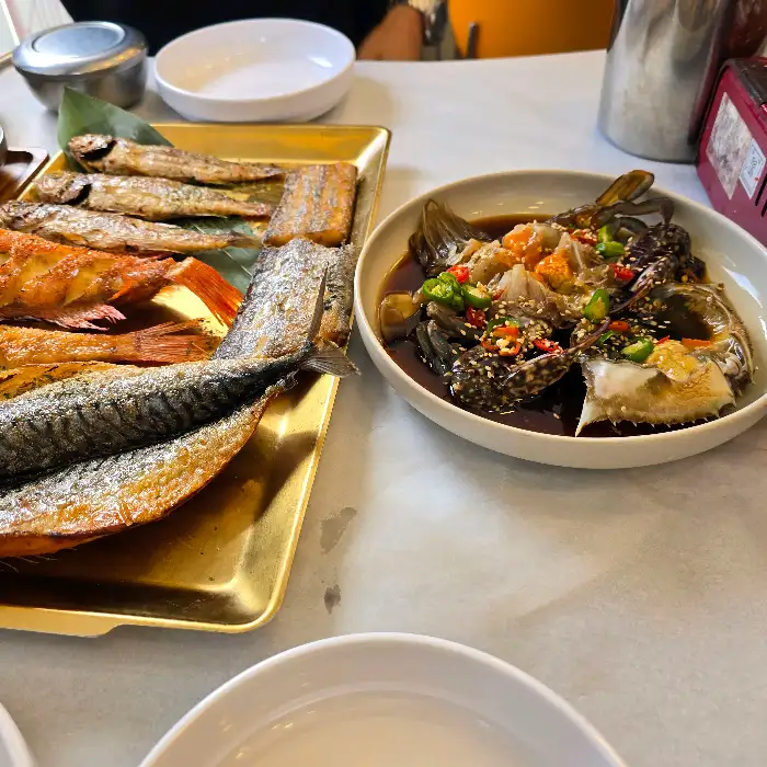 다양한 생선구이와 간장게장