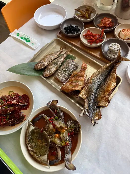 다양한 반찬과 메인 메뉴가 차려진 상차림