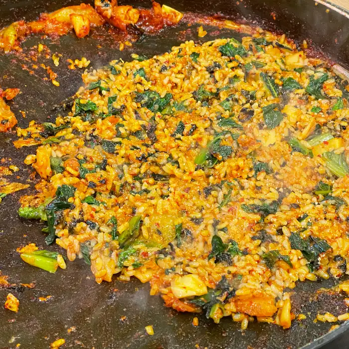 닭갈비 철판에 볶음밥이 볶아져 있는 모습