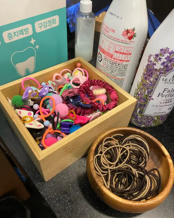 머리끈 등이 담긴 소품 상자와 음료수 병