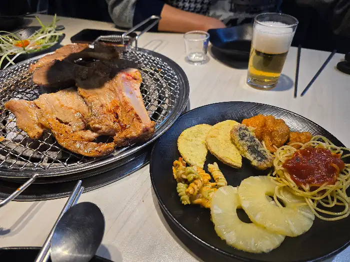 샐러드바 음식들