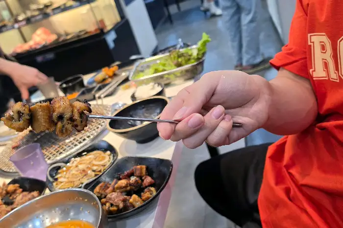 아이들이 직접 꼬치 요리를 즐기는 모습