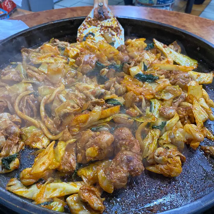 치즈가 듬뿍 올라간 돌돌 만 볶음밥의 클로즈업 모습