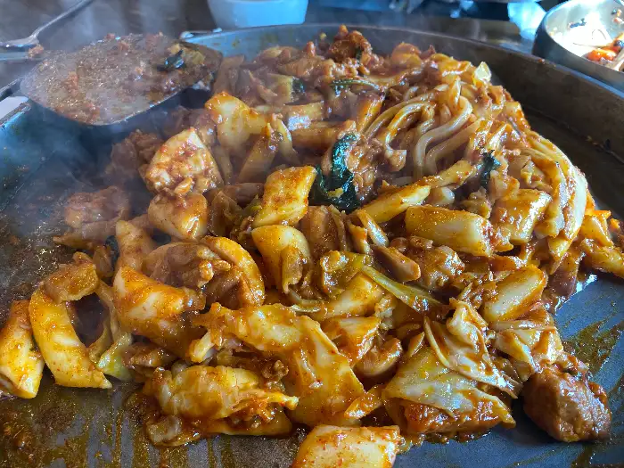 잘 볶아진 볶음밥을 철판 위에서 식히고 있는 모습