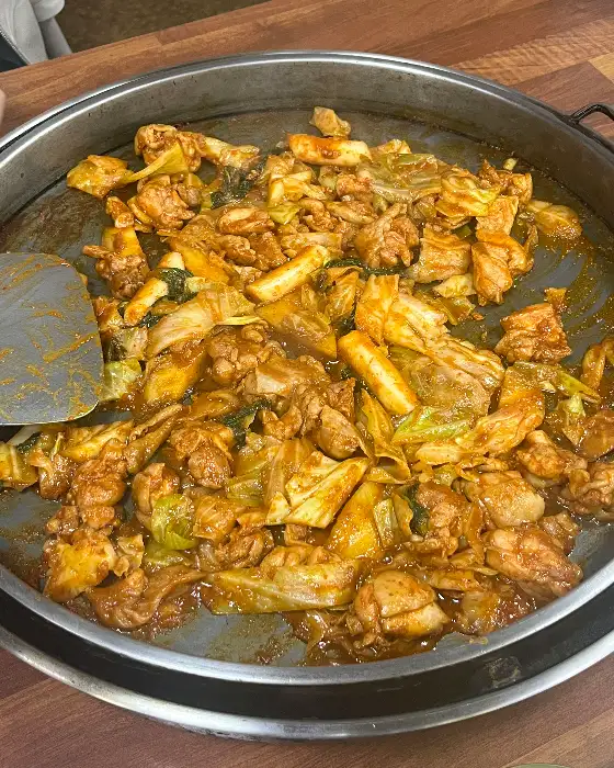 철판 위에서 볶아지고 있는 닭갈비의 전체적인 모습