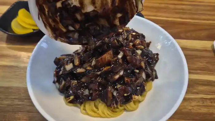 짜장 소스를 부어내는 모습