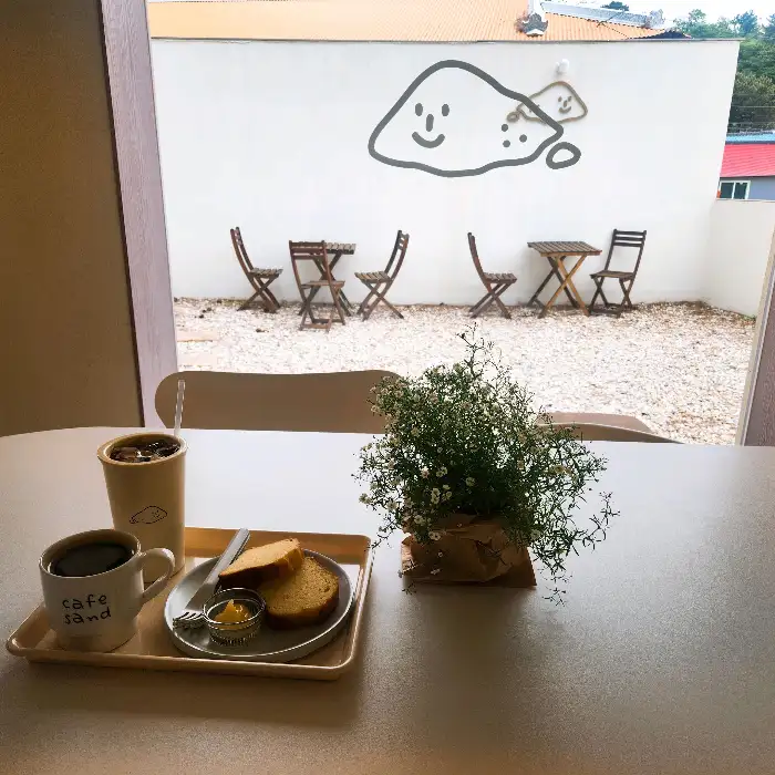 카페 샌드 내부 테이블 세팅