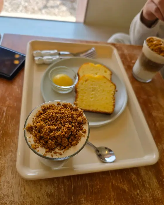 유자 파운드 케이크와 라떼