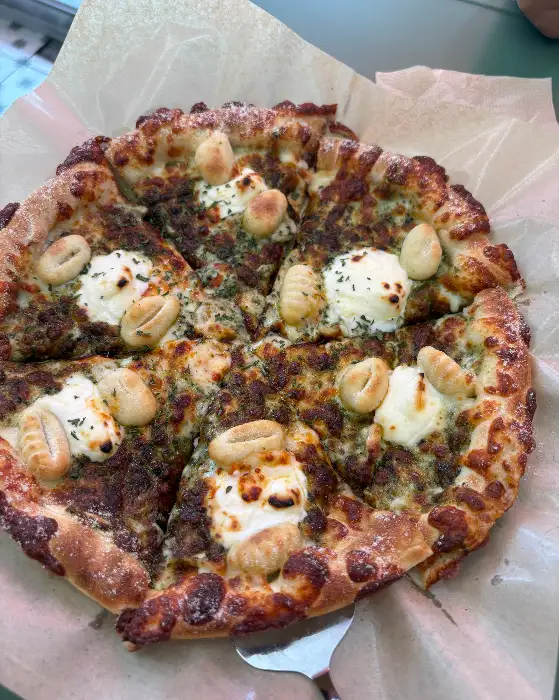 한 조각 잘라낸 피자